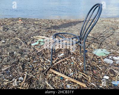 Plastikmüll Müll Müll am Sandstrand Stockfoto