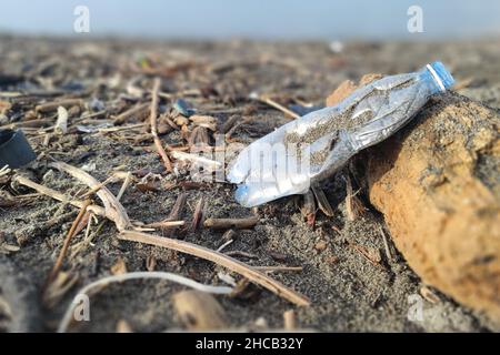 Plastikmüll Müll Müll am Sandstrand Stockfoto