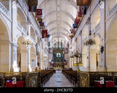 Gesamtansicht des Kirchenschiffs der Kathedrale Saint-Louis-des-Invalides im Hotel des Invalides in Paris, Frankreich. Stockfoto