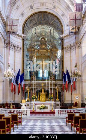 Altar und Chor der Kathedrale Saint-Louis-des-Invalides, geschmückt mit französischen Fahnen, im Hotel des Invalides in Paris, Frankreich. Stockfoto
