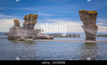 Blick auf die berühmten Monolithen von Quarry Island, im Mingan Archipelago National Park, in der Cote Nord Region von Quebec, Kanada Stockfoto