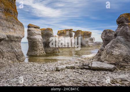 Blick auf die berühmten Monolithen von Quarry Island, im Mingan Archipelago National Park, in der Cote Nord Region von Quebec, Kanada Stockfoto