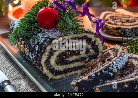 Makowiec - traditionelle polnische Weihnachten Mohnkuchen mit Nüssen Stockfoto
