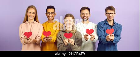 Verschiedene Gruppe von glücklichen jungen Menschen mit roten Herzen Valentine auf lila Banner Hintergrund Stockfoto