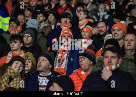 Huddersfield, Großbritannien. 26th Dez 2021. Blackpool Fans in Huddersfield, Vereinigtes Königreich am 12/26/2021. (Foto von Mark Cosgrove/News Images/Sipa USA) Quelle: SIPA USA/Alamy Live News Stockfoto