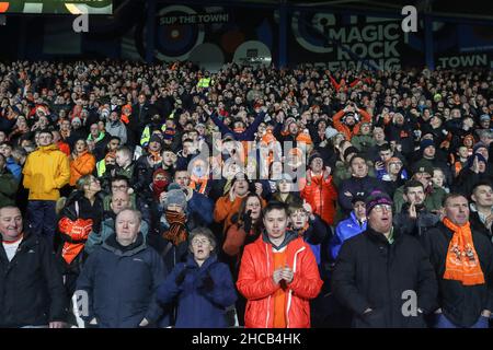 Huddersfield, Großbritannien. 26th Dez 2021. Blackpool Fans in Huddersfield, Vereinigtes Königreich am 12/26/2021. (Foto von Mark Cosgrove/News Images/Sipa USA) Quelle: SIPA USA/Alamy Live News Stockfoto