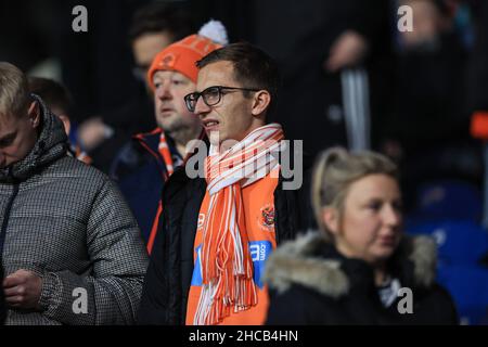 Huddersfield, Großbritannien. 26th Dez 2021. Blackpool Fans in Huddersfield, Vereinigtes Königreich am 12/26/2021. (Foto von Mark Cosgrove/News Images/Sipa USA) Quelle: SIPA USA/Alamy Live News Stockfoto