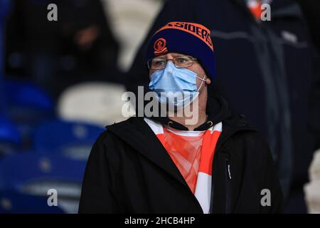 Huddersfield, Großbritannien. 26th Dez 2021. Blackpool Fans in Huddersfield, Vereinigtes Königreich am 12/26/2021. (Foto von Mark Cosgrove/News Images/Sipa USA) Quelle: SIPA USA/Alamy Live News Stockfoto