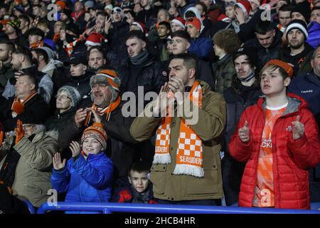 Huddersfield, Großbritannien. 26th Dez 2021. Blackpool Fans in Huddersfield, Vereinigtes Königreich am 12/26/2021. (Foto von Mark Cosgrove/News Images/Sipa USA) Quelle: SIPA USA/Alamy Live News Stockfoto