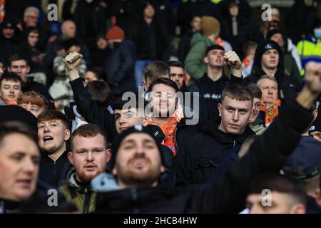 Huddersfield, Großbritannien. 26th Dez 2021. Blackpool Fans in Huddersfield, Vereinigtes Königreich am 12/26/2021. (Foto von Mark Cosgrove/News Images/Sipa USA) Quelle: SIPA USA/Alamy Live News Stockfoto