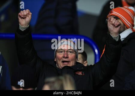 Huddersfield, Großbritannien. 26th Dez 2021. Blackpool Fans in Huddersfield, Vereinigtes Königreich am 12/26/2021. (Foto von Mark Cosgrove/News Images/Sipa USA) Quelle: SIPA USA/Alamy Live News Stockfoto