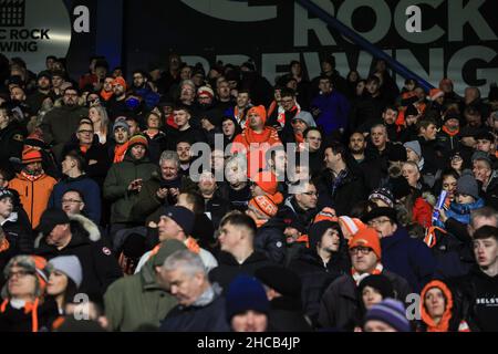 Huddersfield, Großbritannien. 26th Dez 2021. Blackpool Fans in Huddersfield, Vereinigtes Königreich am 12/26/2021. (Foto von Mark Cosgrove/News Images/Sipa USA) Quelle: SIPA USA/Alamy Live News Stockfoto