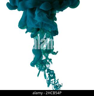 Farbiger Farbstoff, Tinte in Wasser. Blaue Flüssigkeit und neonierte Flüssigkeiten auf weißem Studiohintergrund mit Copys-Tempo Stockfoto