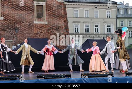 Krakau, Polen - 25. Juli 2021: Künstler in Kostümen, die während einer Show von Hoflänzen auf dem Hauptmarkt im Rahmen des 22. Cr Stockfoto