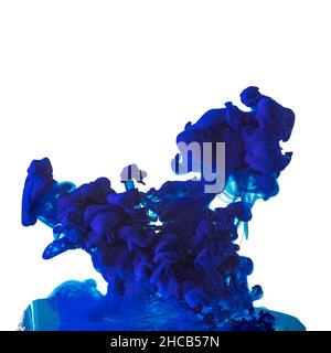 Farbiger Farbstoff, Tinte in Wasser. Blaue Flüssigkeit und neonierte Flüssigkeiten auf weißem Studiohintergrund mit Copys-Tempo Stockfoto