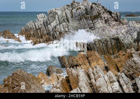 Kalksteinfelsen an der Küste, Glenburn, Wairarapa, Nordinsel, Neuseeland Stockfoto