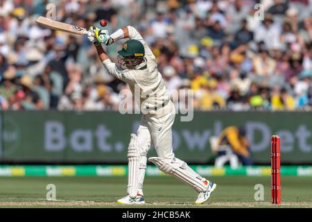 Melbourne, Australien. . 27th Dez 2021. Mitchell Starc von Australien Fledermäuse während des zweiten Tages des dritten Test-Spiel in der Ashes-Serie zwischen Australien und England auf Melbourne Cricket Ground am 27. Dezember 2021 in Melbourne, Australien. (Nur für redaktionelle Verwendung) Credit: Izhar Ahmed Khan/Alamy Live News/Alamy Live News Stockfoto