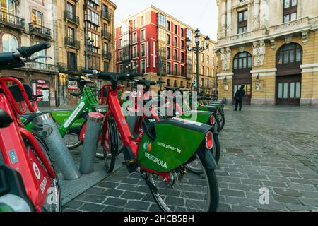 BILBAO, SPANIEN-DECEMBER 19, 2021 : Fahrrad der Nextbike App geparkt an der Fahrradstation zur Miete für Reisen oder Transport in Bilbao, Spanien. Service Stockfoto