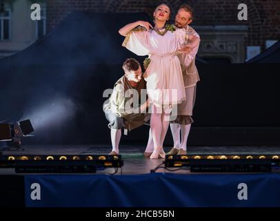 Krakau, Polen - 25. Juli 2021: Künstler in Kostümen, die während einer Show von Hoflänzen auf dem Hauptmarkt im Rahmen des 22. Cr Stockfoto