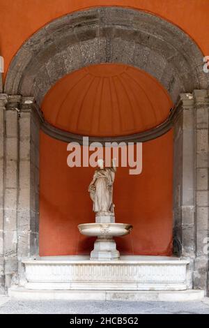 Neapel, Italien. 03rd Dez 2021. Neapel, der Königspalast, Brunnen im Innenhof Kredit: Unabhängige Fotoagentur/Alamy Live Nachrichten Stockfoto