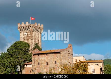 Die rot-weiße Flagge von Pisa überfliegt die antike Festung von Vicopisano, Italien Stockfoto