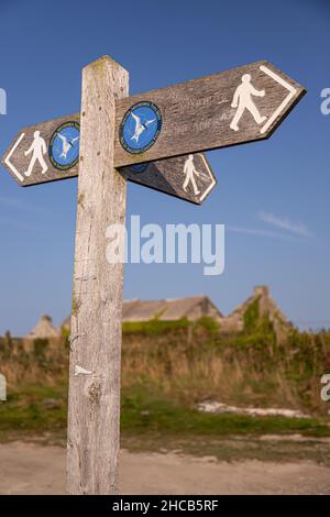 Anglesey Küstenweg Schild in Cemlyn, Nordwales Küste Stockfoto