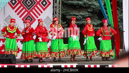 Gomel, Weißrussland. Frauengruppe In Nationaler Kleidung, Die Folk Ausführt Stockfoto