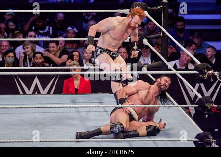 Tampa, Florida, USA. 26th Dezember 2021. Drew McIntyre gegen Sheamus während des WWE-Kampfes in der Amalie Arena. Kredit: Yaroslav Sabitov/YES Market Media/Alamy Live Nachrichten Stockfoto