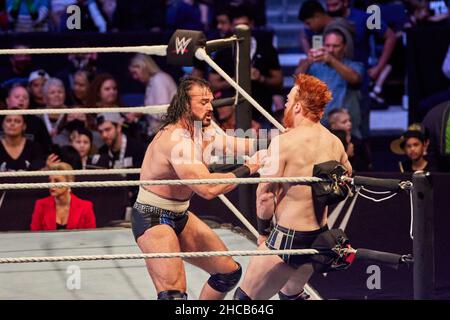 Tampa, Florida, USA. 26th Dezember 2021. Drew McIntyre gegen Sheamus während des WWE-Kampfes in der Amalie Arena. Kredit: Yaroslav Sabitov/YES Market Media/Alamy Live Nachrichten Stockfoto