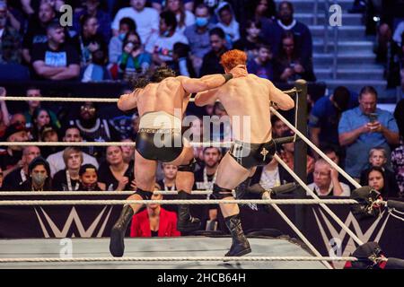 Tampa, Florida, USA. 26th Dezember 2021. Drew McIntyre gegen Sheamus während des WWE-Kampfes in der Amalie Arena. Kredit: Yaroslav Sabitov/YES Market Media/Alamy Live Nachrichten Stockfoto