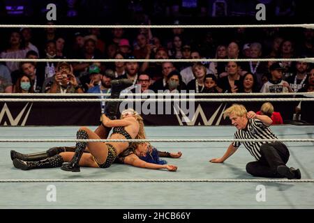 Tampa, Florida, USA. 26th Dezember 2021. Sasha Banks gegen Charlotte Flair während des WWE-Kampfes in der Amalie Arena. Kredit: Yaroslav Sabitov/YES Market Media/Alamy Live Nachrichten Stockfoto