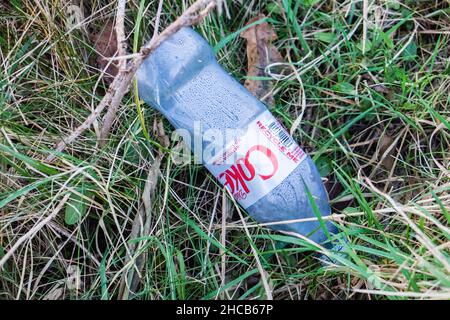 Trotz, die, recyceln, mich, recyceln mich, Rat, auf, Etikett, von, dies, Kunststoff, Einweg, Einweg-Kunststoff, Einweg-Plastikflasche, Coca Cola, Cola, Flasche, es, war, verworfen, wahrscheinlich, weggeworfen, aus, von, Fenster, von, vorbei, Auto, wie,gefunden,fotografiert,in situ,at,Straßenrand,in,Natur,at,in,Capel Curig,Snowdon,Snowdonia,Snowdonia National Park,Foto,aufgenommen,in,Conway,Conwy,aber Ansichten von, Gwynedd,County,ländlich,auf dem Land,Dezember,Winter,Nordwales,Wales,Welsh,Berg,landschaftlich,Großbritannien,Landschaft,See,Reflexion,Aussicht,Europa,Großbritannien,Großbritannien,Großbritannien,Großbritannien Stockfoto