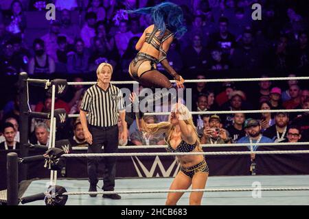 Tampa, Florida, USA. 26th Dezember 2021. Sasha Banks gegen Charlotte Flair während des WWE-Kampfes in der Amalie Arena. Kredit: Yaroslav Sabitov/YES Market Media/Alamy Live Nachrichten Stockfoto