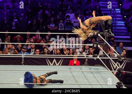 Tampa, Florida, USA. 26th Dezember 2021. Sasha Banks gegen Charlotte Flair während des WWE-Kampfes in der Amalie Arena. Kredit: Yaroslav Sabitov/YES Market Media/Alamy Live Nachrichten Stockfoto