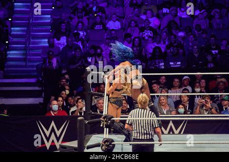 Tampa, Florida, USA. 26th Dezember 2021. Sasha Banks gegen Charlotte Flair während des WWE-Kampfes in der Amalie Arena. Kredit: Yaroslav Sabitov/YES Market Media/Alamy Live Nachrichten Stockfoto