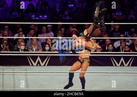 Tampa, Florida, USA. 26th Dezember 2021. Sasha Banks gegen Charlotte Flair während des WWE-Kampfes in der Amalie Arena. Kredit: Yaroslav Sabitov/YES Market Media/Alamy Live Nachrichten Stockfoto