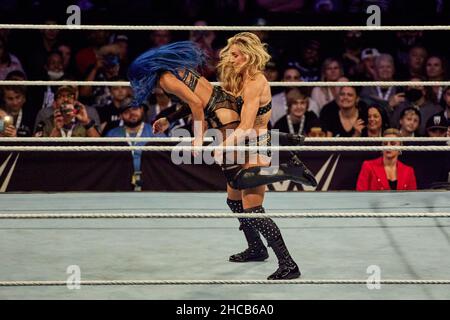 Tampa, Florida, USA. 26th Dezember 2021. Sasha Banks gegen Charlotte Flair während des WWE-Kampfes in der Amalie Arena. Kredit: Yaroslav Sabitov/YES Market Media/Alamy Live Nachrichten Stockfoto