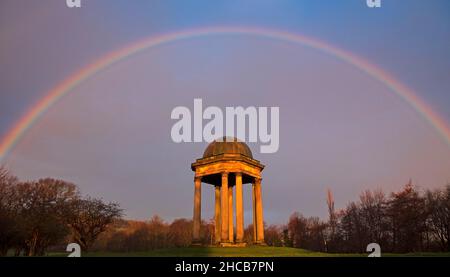 Duddingston Golf Course, Edinburgh, Schottland. 27th. Dezember 2021. Regenbogen bei leichtem Regen kurz nach Sonnenaufgang, mit einer Temperatur von 3 Grad über dem Duddingston Golf Course. Das charakteristische Loch ist das 426-Meter-Loch 13th, genannt „Temple“, das nach dem Denkmal benannt wurde, das der Herzog von Abercorn neben dem Loch errichtet hat. Der erste Club, der in Duddingston gegründet wurde, hieß Insurance & Banking Golf Club im Jahr 1895. Der von Willie Park Junior entworfene Golfplatz misst jetzt 6.525 Meter. Quelle: Archwhite Stockfoto