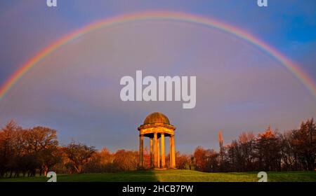 Duddingston Golf Course, Edinburgh, Schottland. 27th. Dezember 2021. Regenbogen bei leichtem Regen kurz nach Sonnenaufgang, mit einer Temperatur von 3 Grad über dem Duddingston Golf Course. Das charakteristische Loch ist das 426-Meter-Loch 13th, genannt „Temple“, das nach dem Denkmal benannt wurde, das der Herzog von Abercorn neben dem Loch errichtet hat. Der erste Club, der in Duddingston gegründet wurde, hieß Insurance & Banking Golf Club im Jahr 1895. Der von Willie Park Junior entworfene Golfplatz misst jetzt 6.525 Meter. Quelle: Archwhite Stockfoto