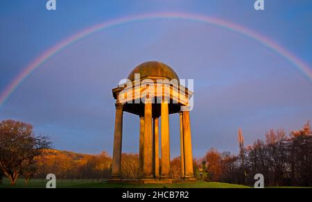 Duddingston Golf Course, Edinburgh, Schottland. 27th. Dezember 2021. Regenbogen bei leichtem Regen kurz nach Sonnenaufgang, mit einer Temperatur von 3 Grad über dem Duddingston Golf Course. Das charakteristische Loch ist das 426-Meter-Loch 13th, genannt „Temple“, das nach dem Denkmal benannt wurde, das der Herzog von Abercorn neben dem Loch errichtet hat. Der erste Club, der in Duddingston gegründet wurde, hieß Insurance & Banking Golf Club im Jahr 1895. Der von Willie Park Junior entworfene Golfplatz misst jetzt 6.525 Meter. Quelle: Archwhite Stockfoto