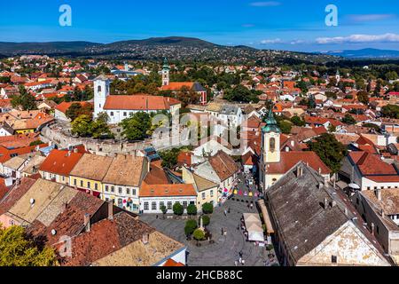 Szentendre, Ungarn - Luftaufnahme des Hauptplatzes von Szentendre an einem sonnigen Tag mit der Pfarrkirche des heiligen Johannes des Täufers, Blagovestenska Kirche, Stockfoto