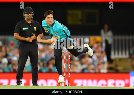 Brisbane, Großbritannien. 27th Dez 2021. Liam Guthrie vom Heat in Brisbane entlässt Joe Burns von den Melbourne Stars Kredit: Nachrichtenbilder /Alamy Live News Stockfoto