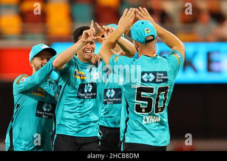 Brisbane, Großbritannien. 27th Dez 2021. Liam Guthrie vom Heat in Brisbane entlässt Joe Burns von den Melbourne Stars Kredit: Nachrichtenbilder /Alamy Live News Stockfoto