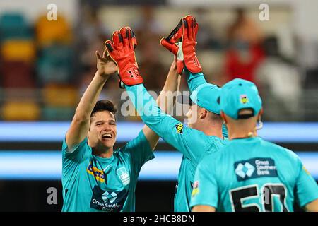 Brisbane, Großbritannien. 27th Dez 2021. Liam Guthrie vom Heat in Brisbane entlässt Joe Burns von den Melbourne Stars Kredit: Nachrichtenbilder /Alamy Live News Stockfoto