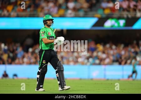 Brisbane, Großbritannien. 27th Dez 2021. Liam Guthrie vom Heat in Brisbane entlässt Joe Burns von den Melbourne Stars Kredit: Nachrichtenbilder /Alamy Live News Stockfoto