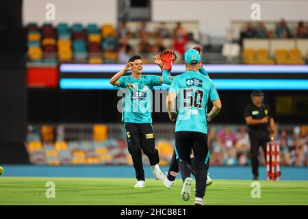 Brisbane, Großbritannien. 27th Dez 2021. Liam Guthrie vom Heat in Brisbane entlässt Joe Burns von den Melbourne Stars Kredit: Nachrichtenbilder /Alamy Live News Stockfoto