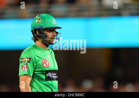 Brisbane, Großbritannien. 27th Dez 2021. Liam Guthrie vom Brisbane Heat entlässt Joe Burns von den Melbourne Stars in Brisbane, Großbritannien, am 12/27/2021. (Foto von Patrick Hoelscher/News Images/Sipa USA) Quelle: SIPA USA/Alamy Live News Stockfoto