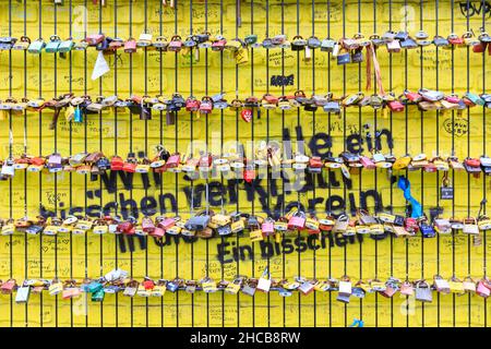 Liebesschlösser an der „echte Liebe“-Fanwand, auch „Wall of Love“ genannt, im Signal Iduna Park, Borussia Dortmund BVB09 Fußballstadion, G Stockfoto