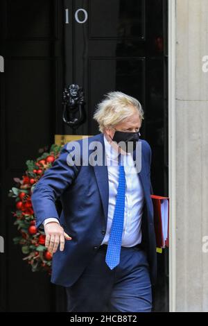 Der britische Premierminister Boris Johnson verlässt die Downing Street 10, um Fragen des Premierministers zu stellen, London, Großbritannien Stockfoto