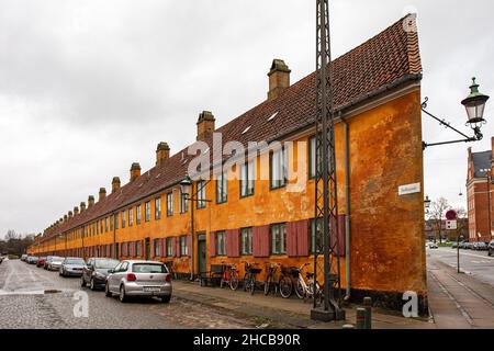 Yellow Row oder De Gule Stokke Wohngebäude im Stadtteil Nyboder in Kopenhagen, Dänemark Stockfoto